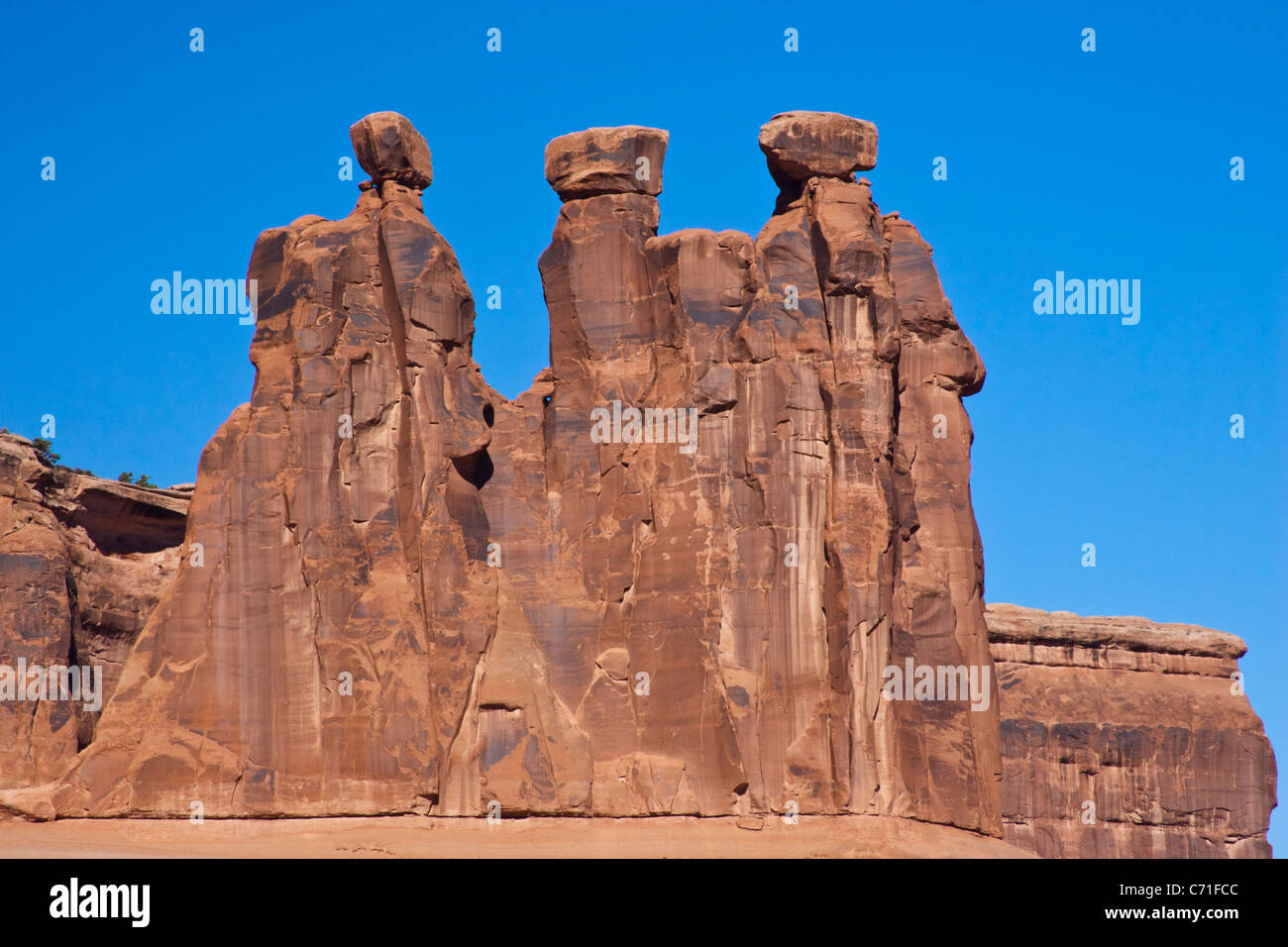 Three Gossips oder Three Sisters Rock Formation im Arches National Park in Utah. Stockfoto