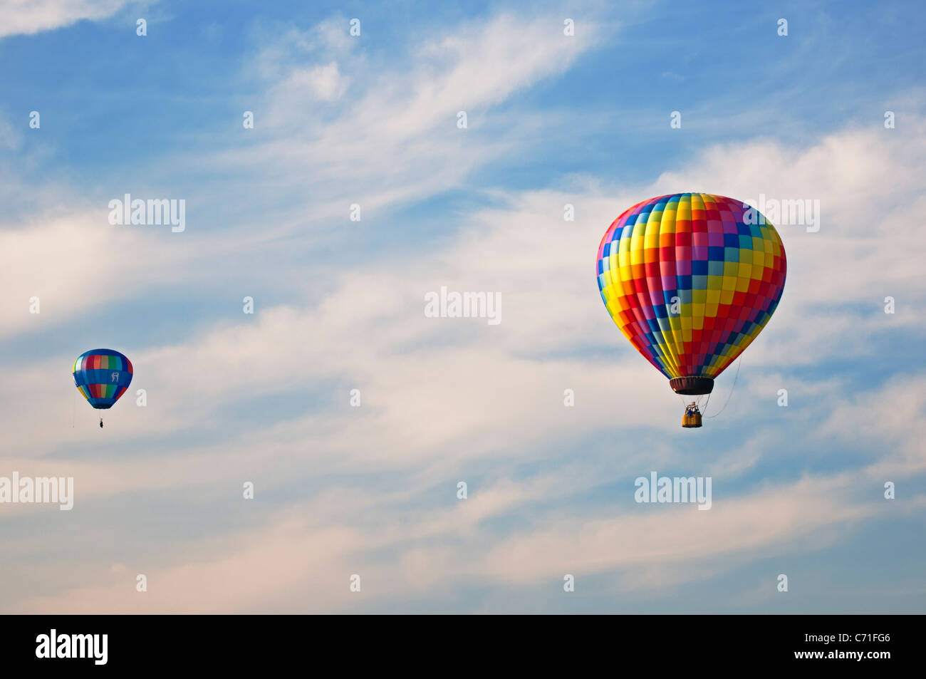 Ein Heißluftballon-Festival in Bealeton, Virginia / zwei Heißluftballons fliegen mit einem verschwommenen blauen Himmelshintergrund Stockfoto