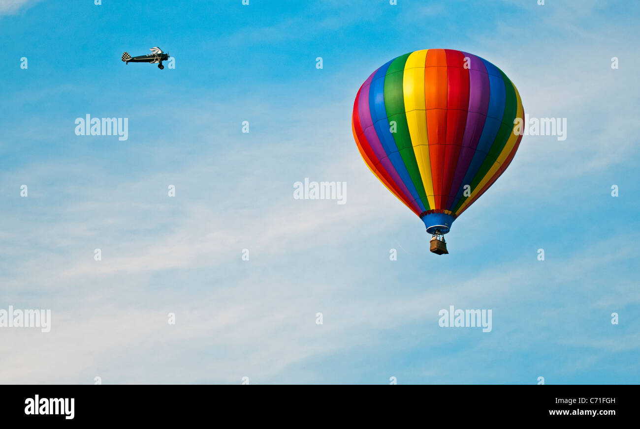 Bealeton, Virginia / ein Heißluftballon fliegen mit einem einmotorigen Doppeldecker Luftakrobatik um ihn herum ausführen Stockfoto