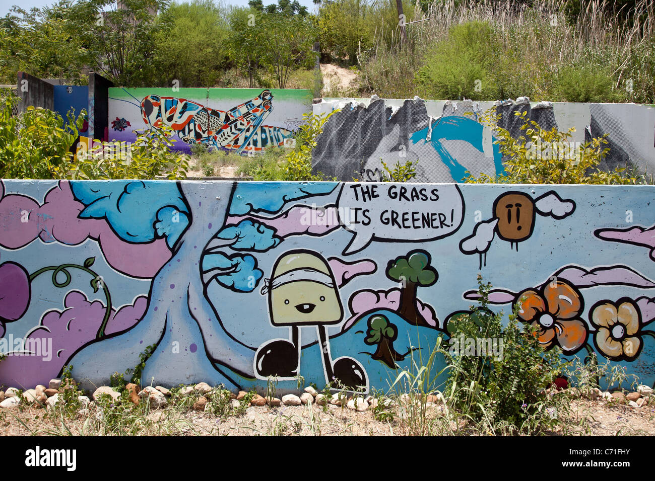 Der Rasen ist grüner Graffiti-Kunst auf dem Burgberg in Austin, Texas auf Betonfundament Wände Stockfoto