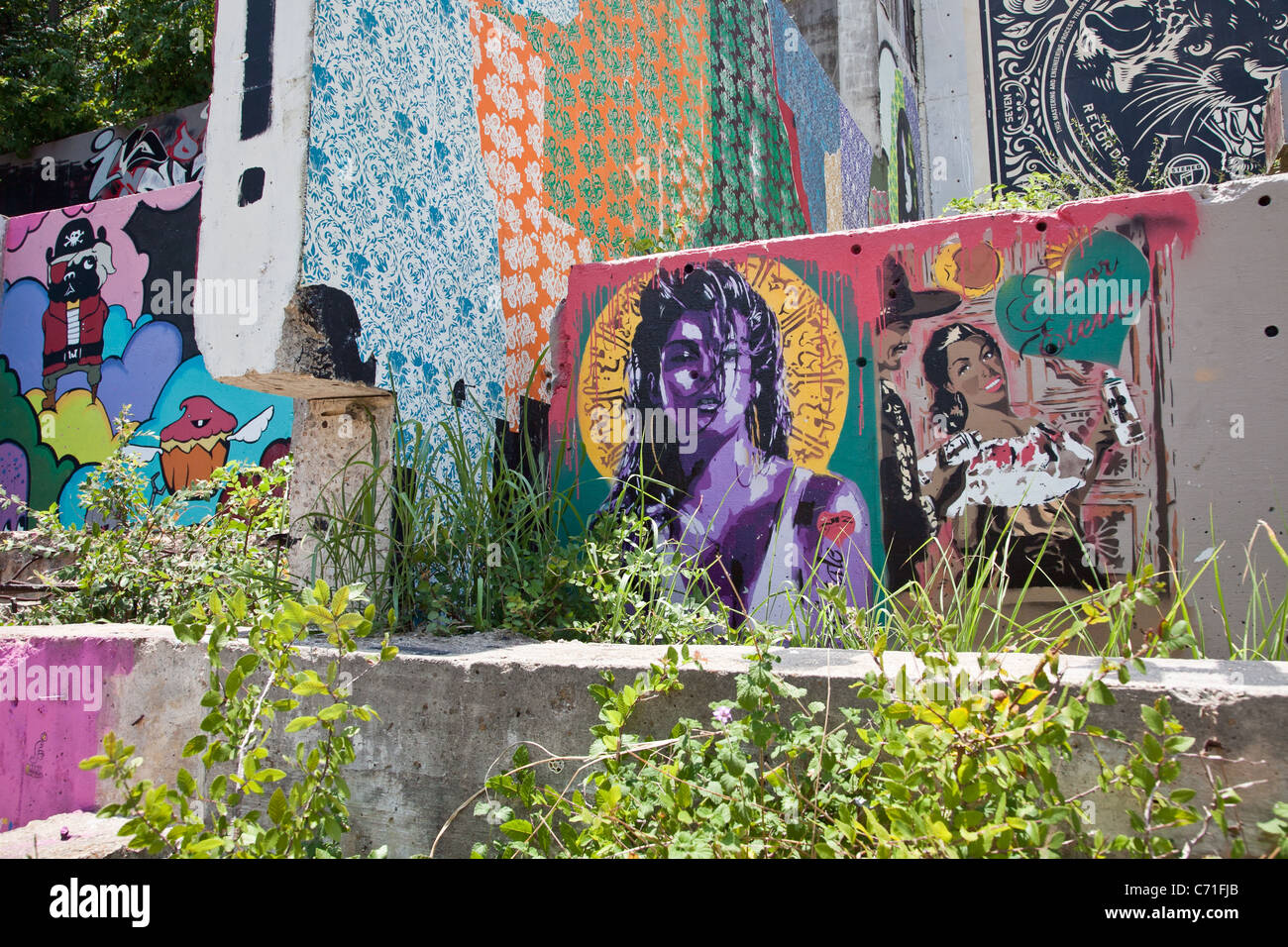 Graffiti-Kunst auf dem Burgberg in Austin, Texas am Betonfundament Wände Stockfoto