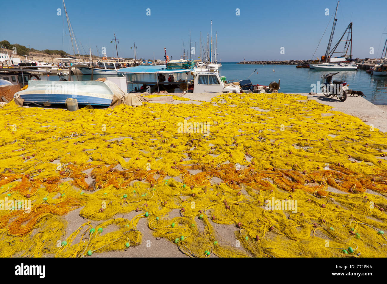 Fischernetze zum Trocknen in Vlychada in Santorini, Griechenland Stockfoto