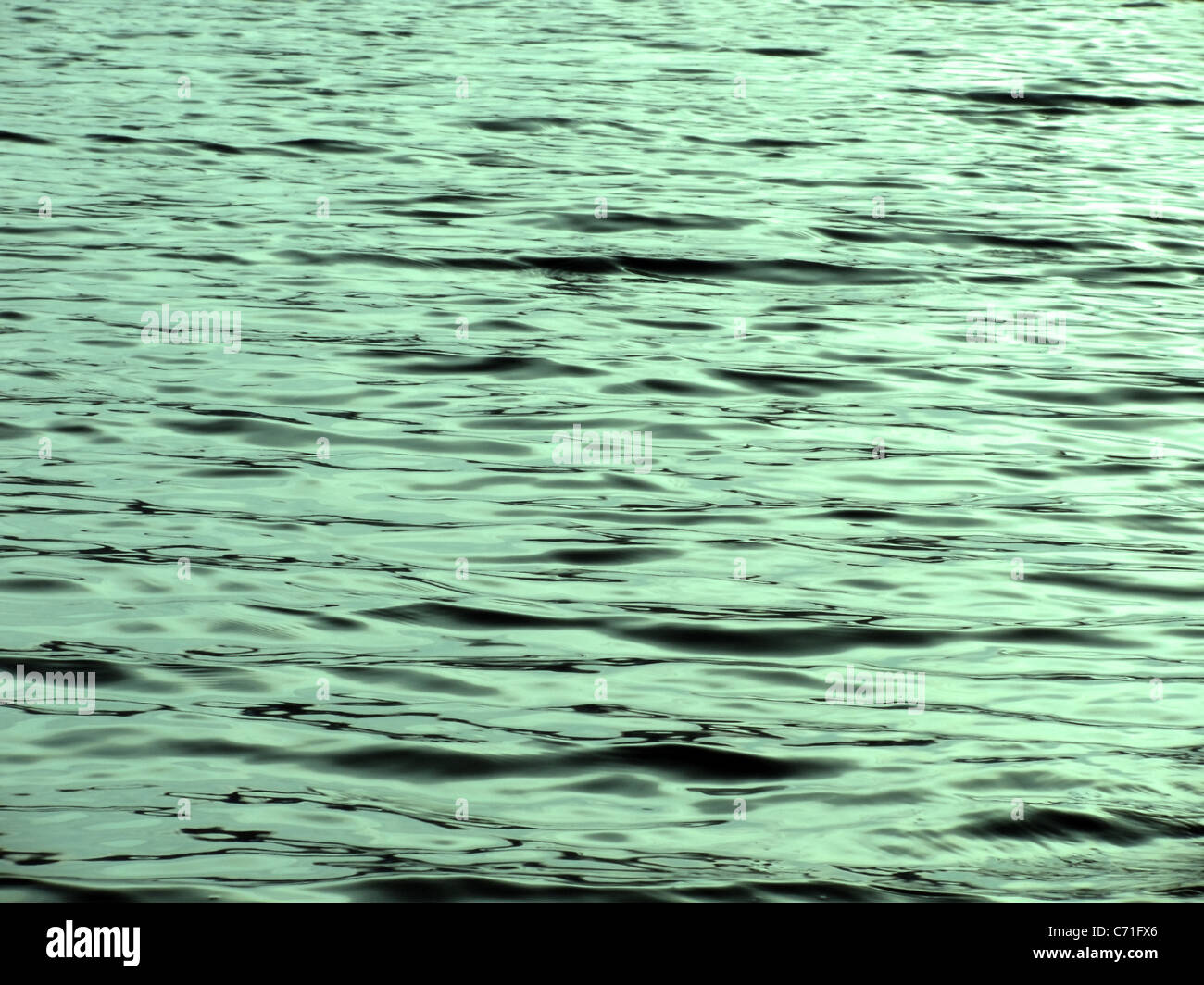 abstrakte Bacjground: smaragdgrünes Wasser kräuselt Stockfoto
