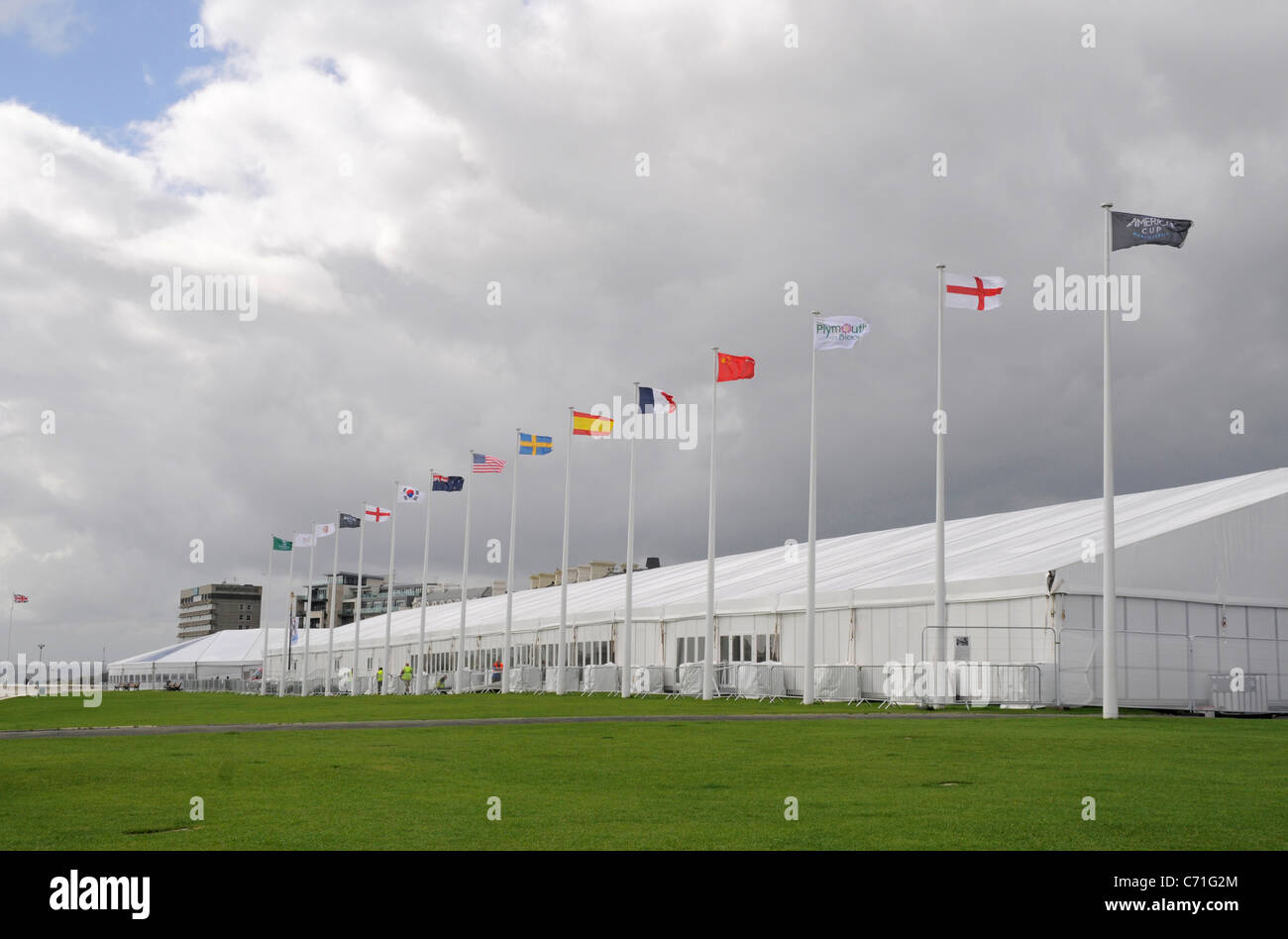 Americas Cup und internationalen Fahnen und Festzelt an Plymouth Hacke Stockfoto
