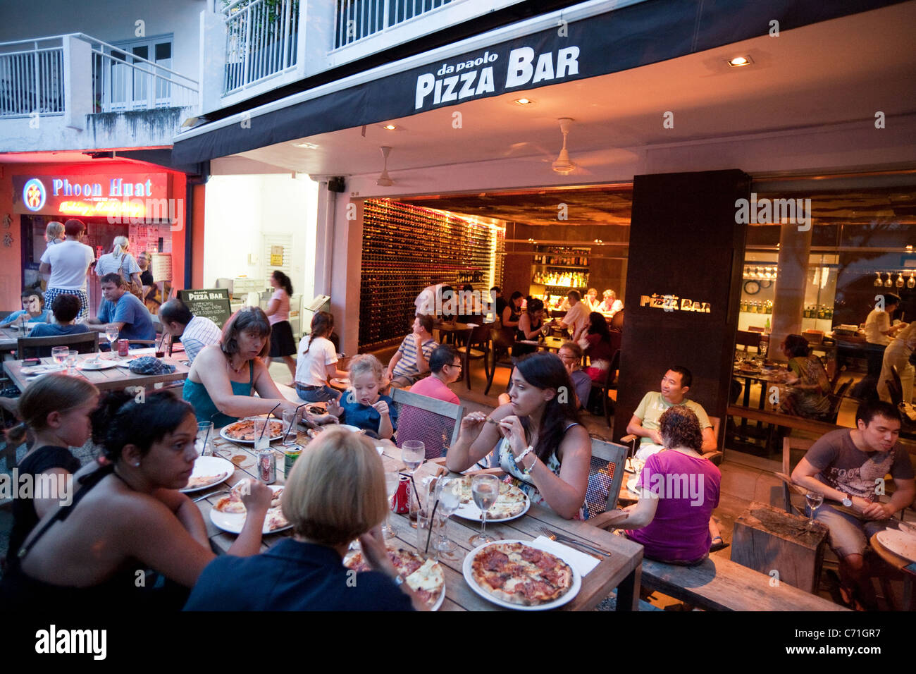 Menschen Essen in Da Paolo Pizza Restaurant, Singapur Asien Stockfoto