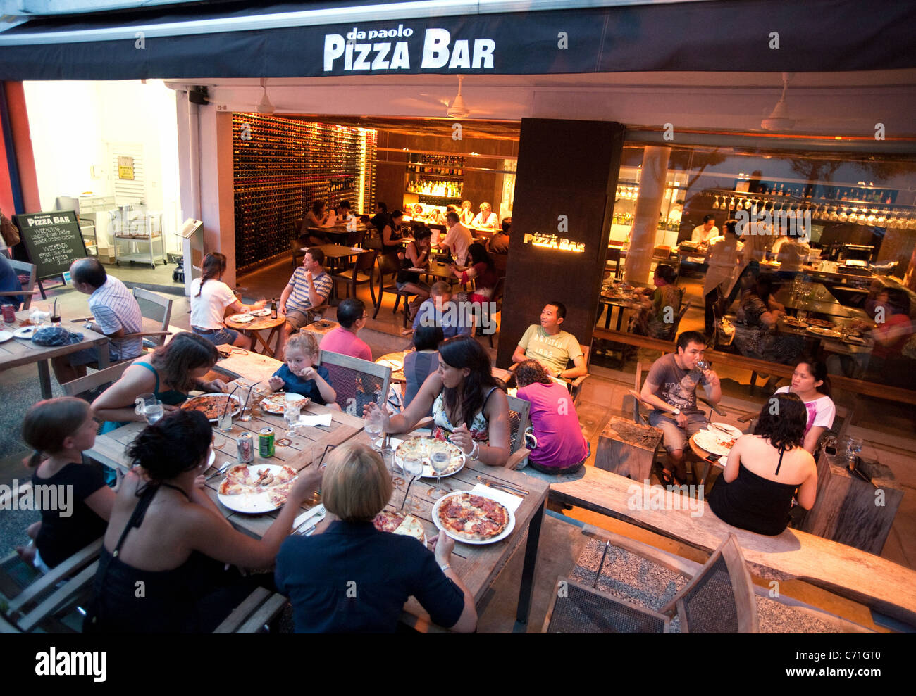 Menschen Essen in Da Paolo Pizza Restaurant, Singapur Asien Stockfoto