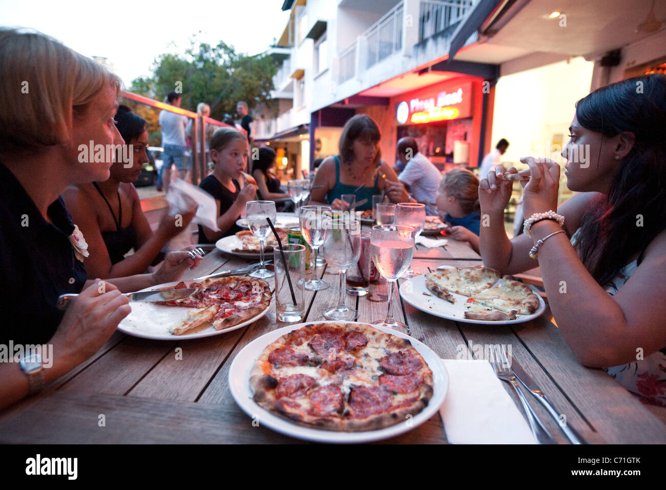 Eine Familie, italienisches Essen, Da Paolo Pizza Restaurant, Singapur Asien Stockfoto