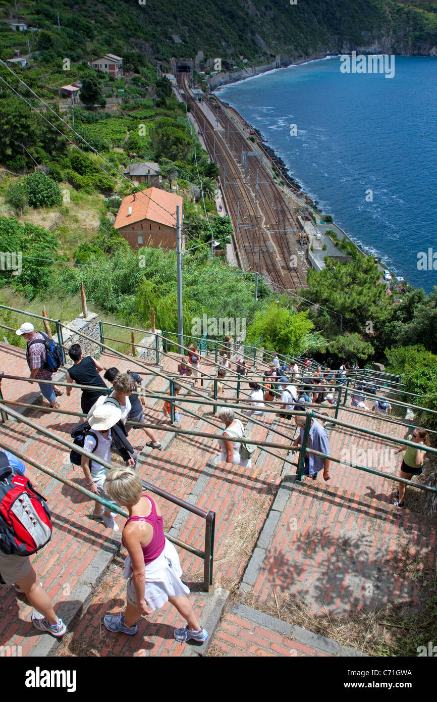 Treppe hinunter zum Bahnhof Corniglia, Nationalpark Cinque Terre, UNESCO-Weltkulturerbe, Ligurien di Levante, Italien, Mittelmeer, Europa Stockfoto