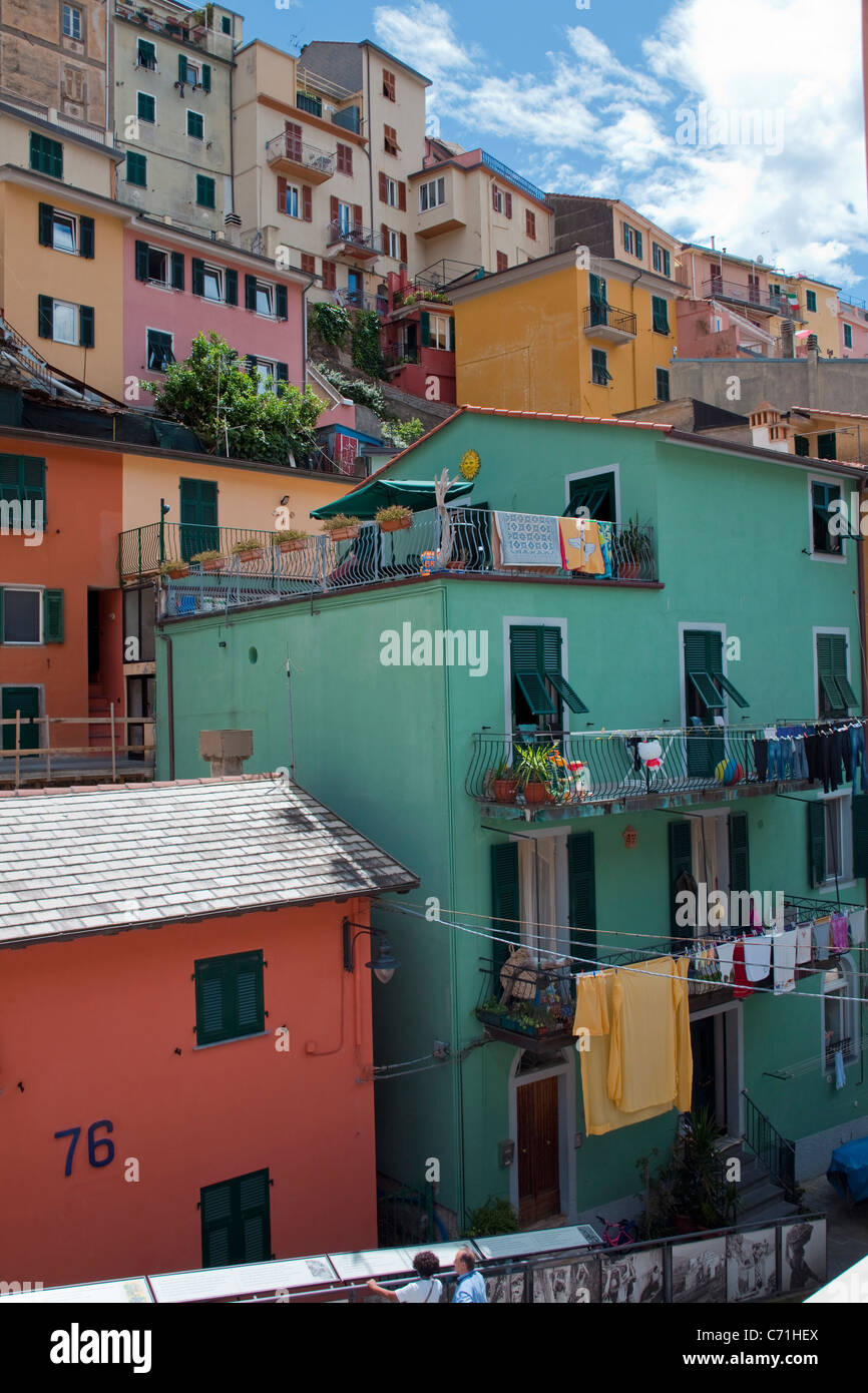 Heraus hängt Wäsche an Dorf Manarola, Nationalpark Cinque Terre, UNESCO-Weltkulturerbe, Ligurien di Levante, Italien, Mittelmeer, Europa Stockfoto