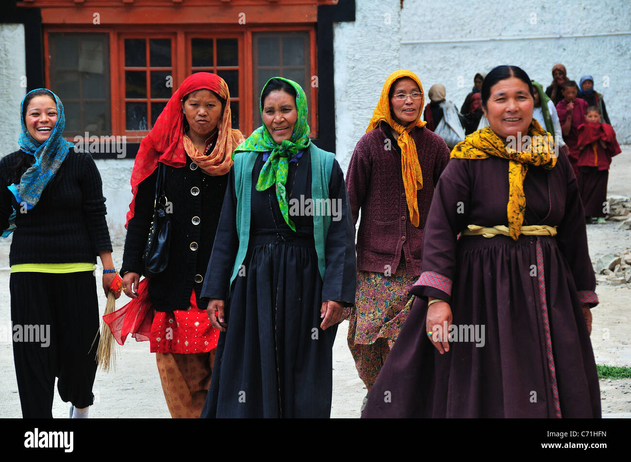 Einheimische Frauen in Hemis Tempel Stockfoto