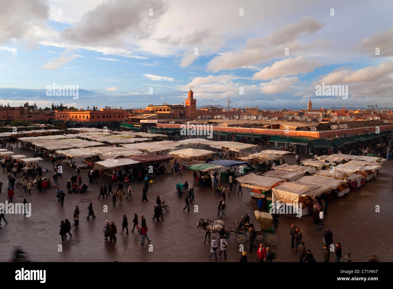 Erhöhten Blick auf die Djemaa el-Fna, Afrika, Nordafrika, Marokko, Marrakesch (Marrakech) Stockfoto