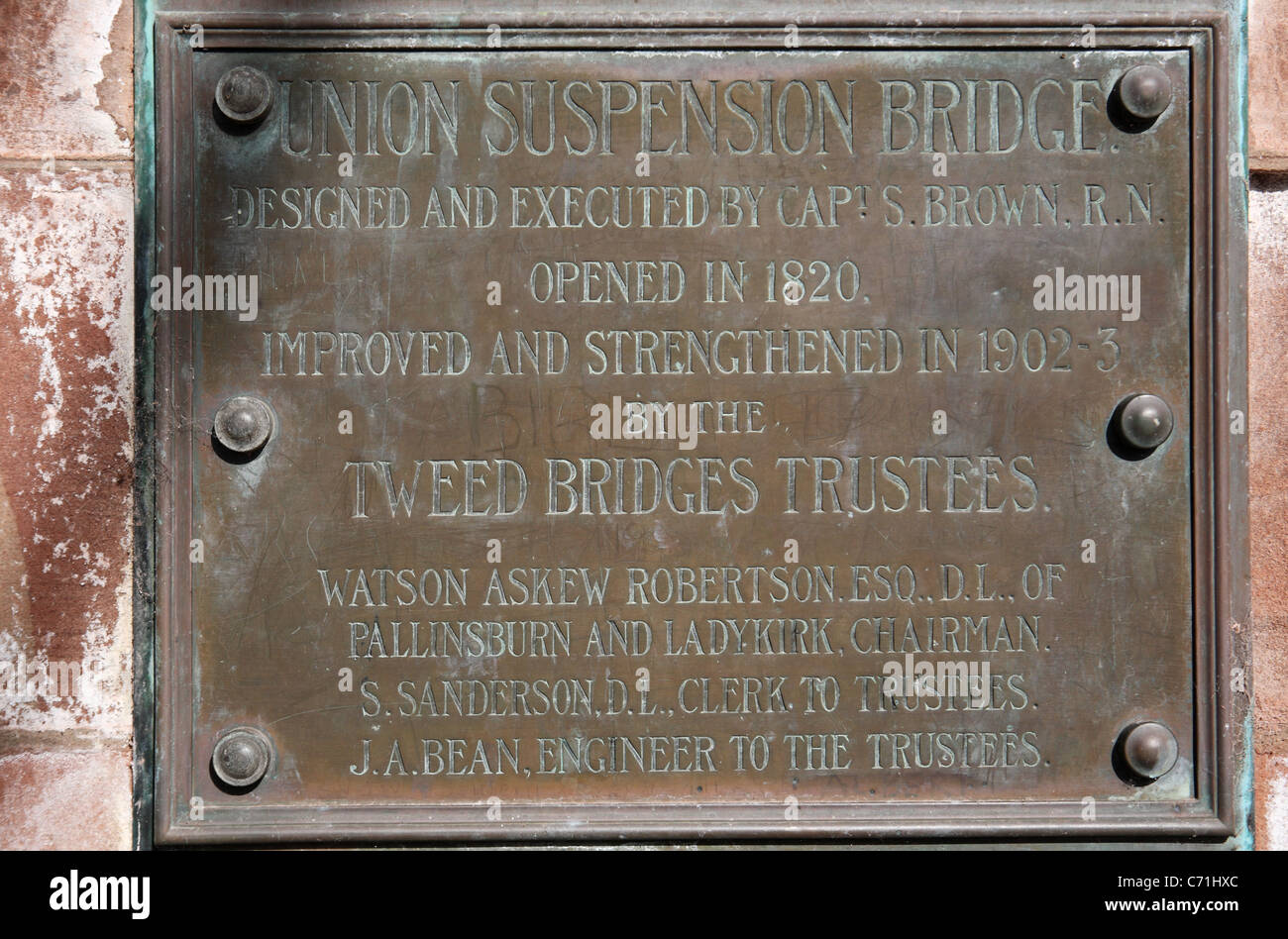 Gedenktafel an der Kettenbrücke oder Union Bridge, zwischen Horncliffe in England und in Schottland Fishwick überspannt den Fluss Tweed. Stockfoto