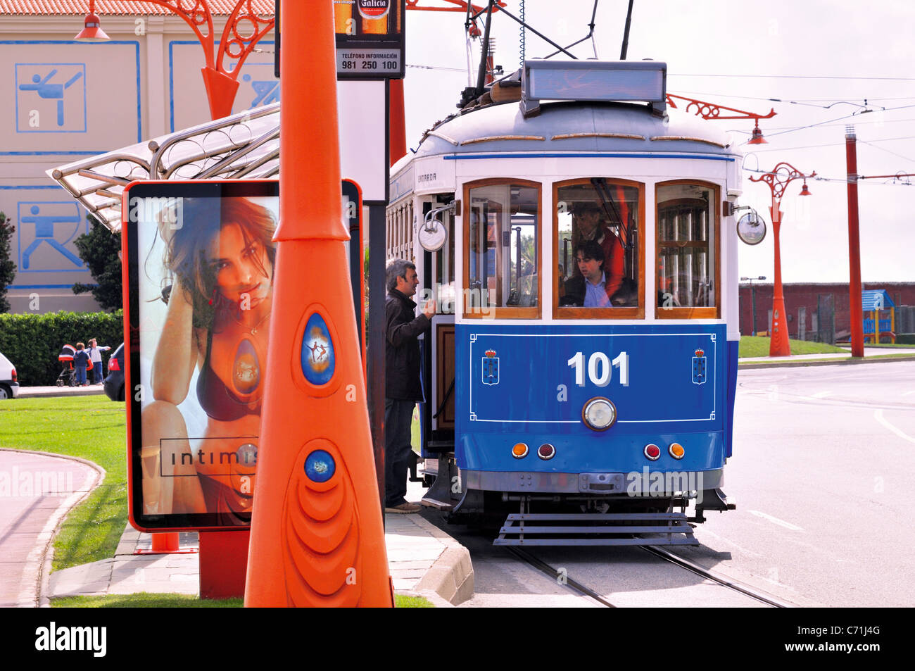 Spanien, Galicien: Historische Straßenbahnen auf dem Paseo Maritimo in A Coruña Stockfoto