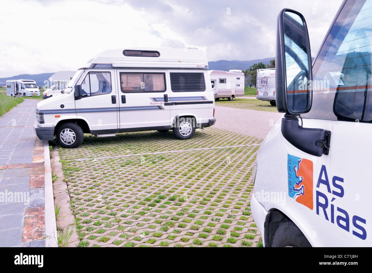 Spanien, Galicien: Wohnmobile und Wohnwagen auf dem Parkplatz des Strandes Praia als Catedrais aufsuchen Stockfoto