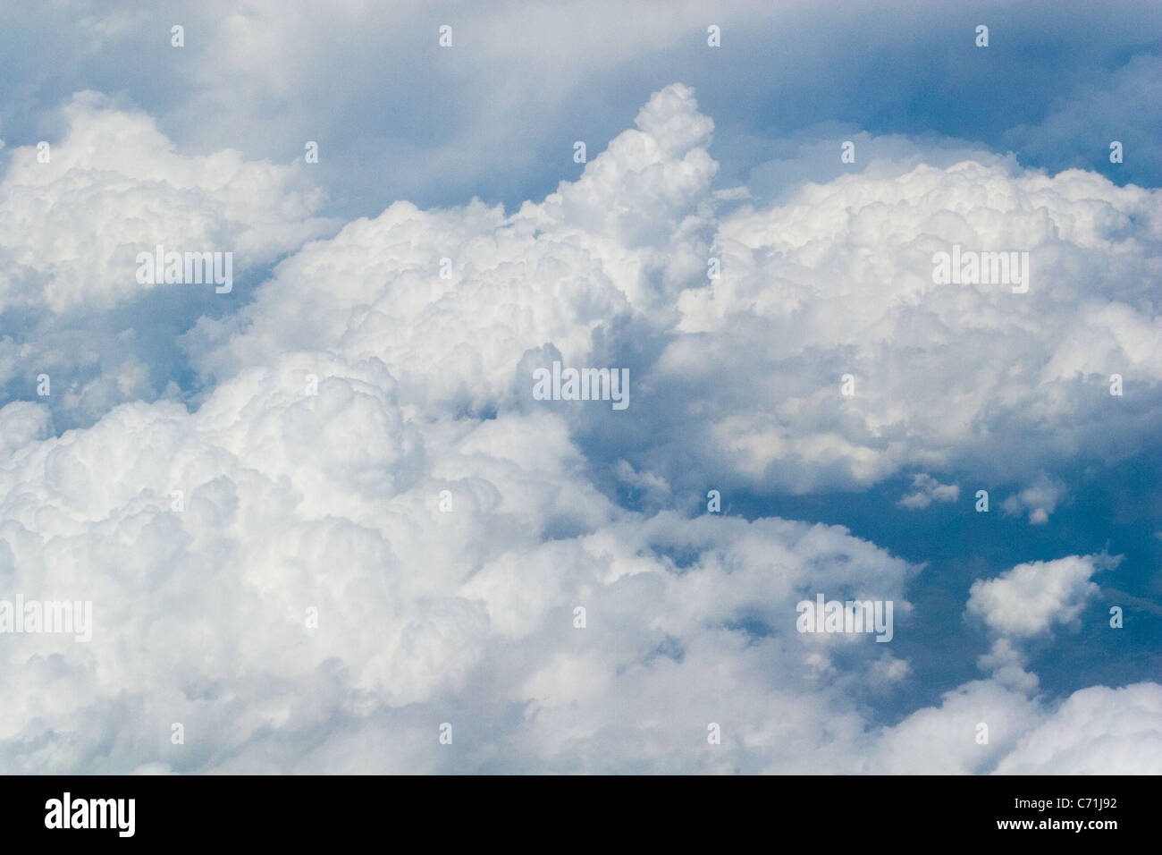 Wolken von oben gesehen durch Flugzeug Fenster Stockfoto