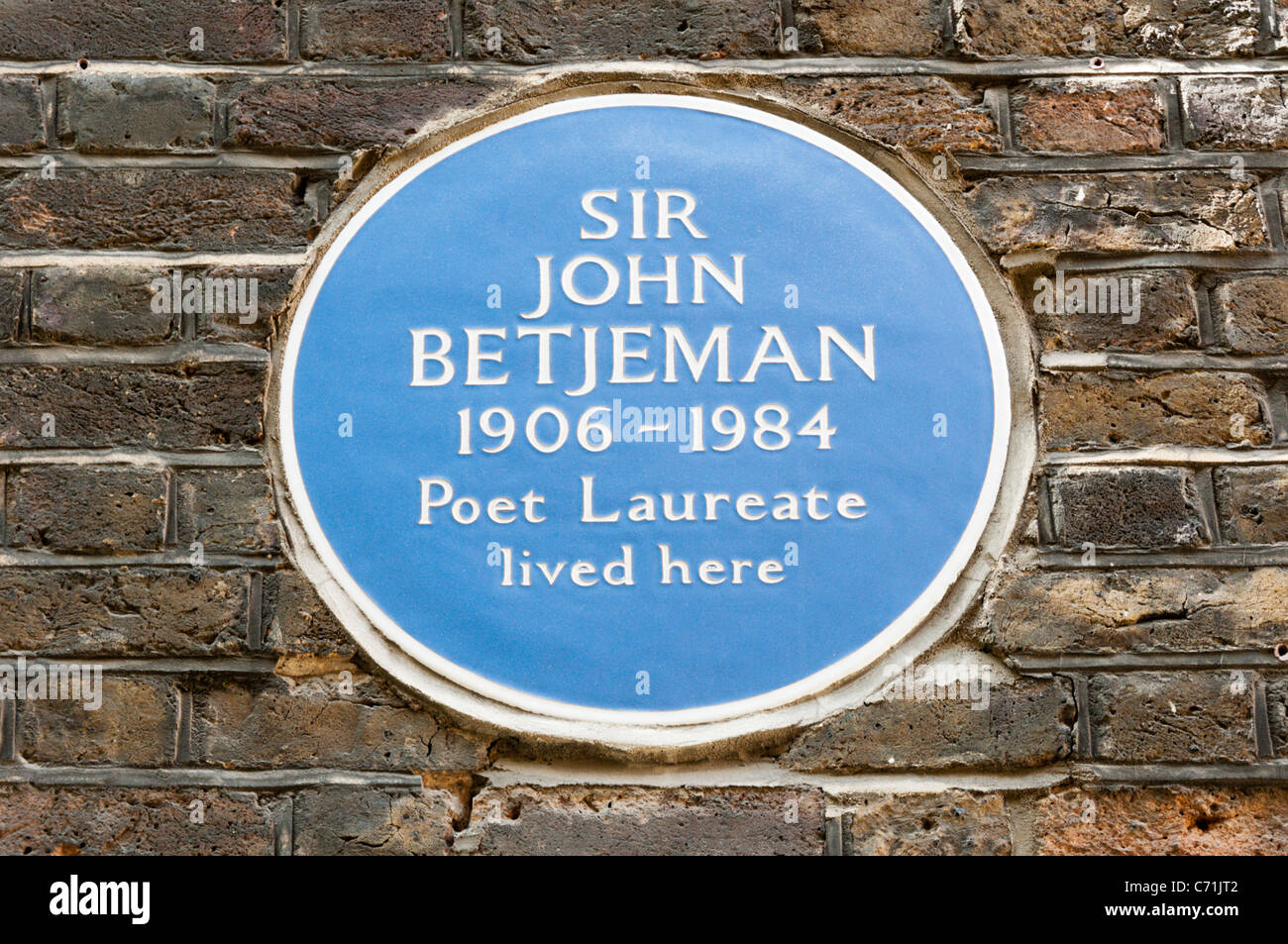 Eine blaue Plakette auf das ehemalige Wohnhaus von Sir John Betjeman in der Nähe von Smithfield in London Stockfoto