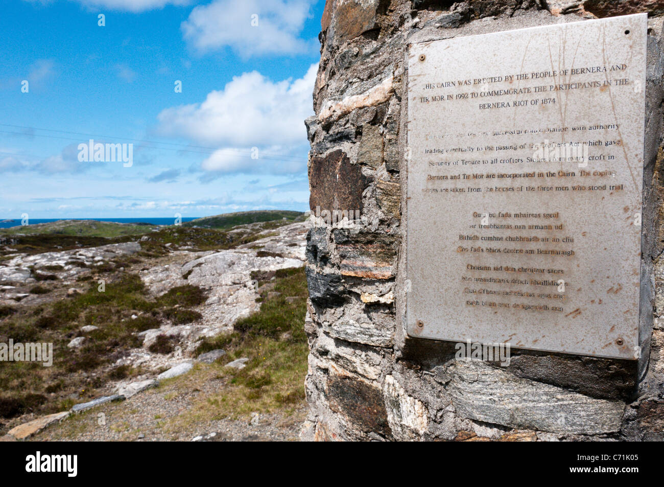 Ein Cairn auf der Insel Great Bernera in den äußeren Hebriden zum Gedenken an die Bernera Riot von 1874 die Bodenreform führen. Stockfoto