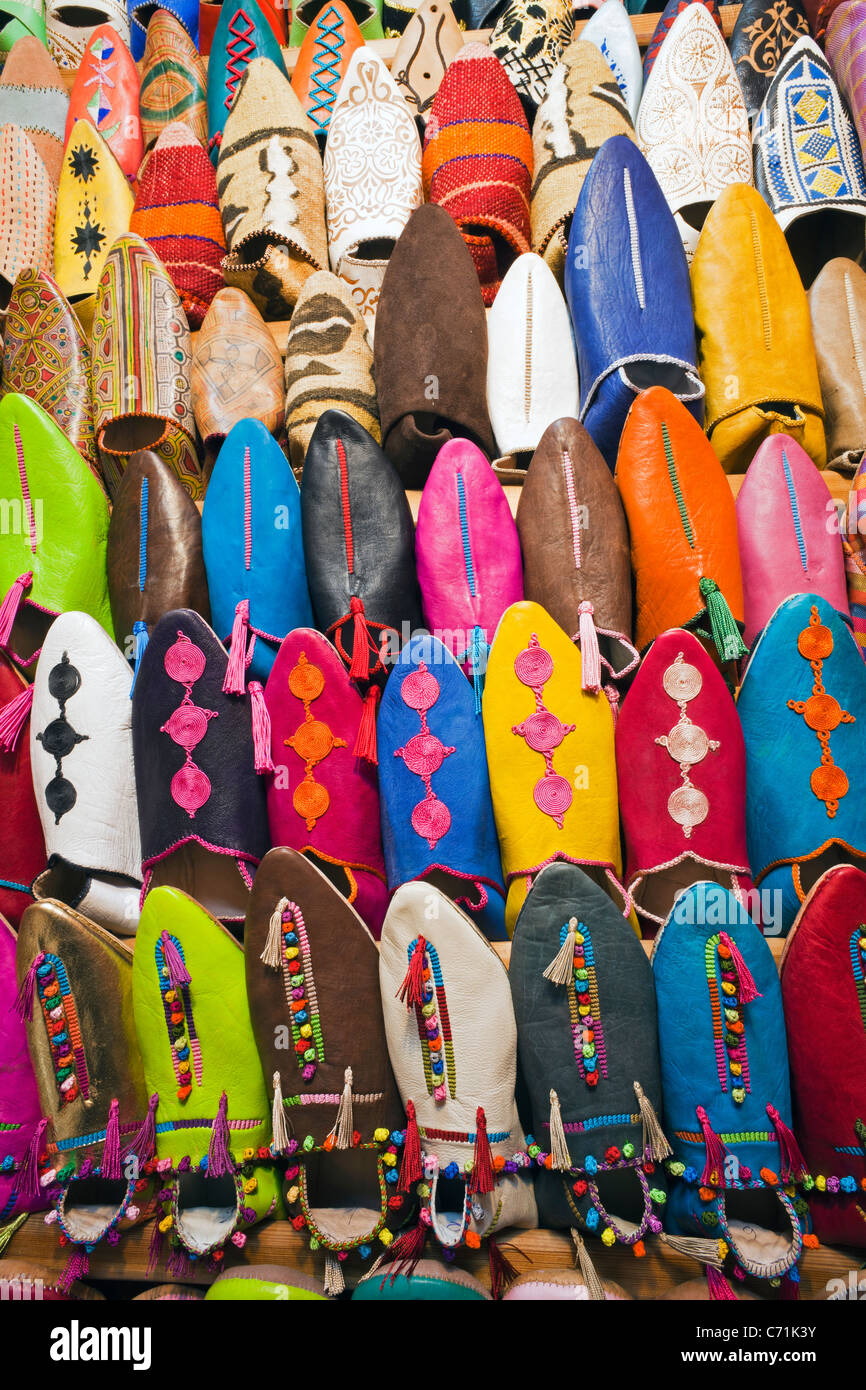Weiches Leder marokkanische Hausschuhe in den Souk, Medina, Marrakesch, Marokko, Nordafrika Stockfoto