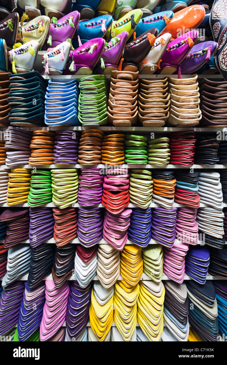 Weiches Leder marokkanische Hausschuhe in den Souk, Medina, Marrakesch, Marokko, Nordafrika Stockfoto