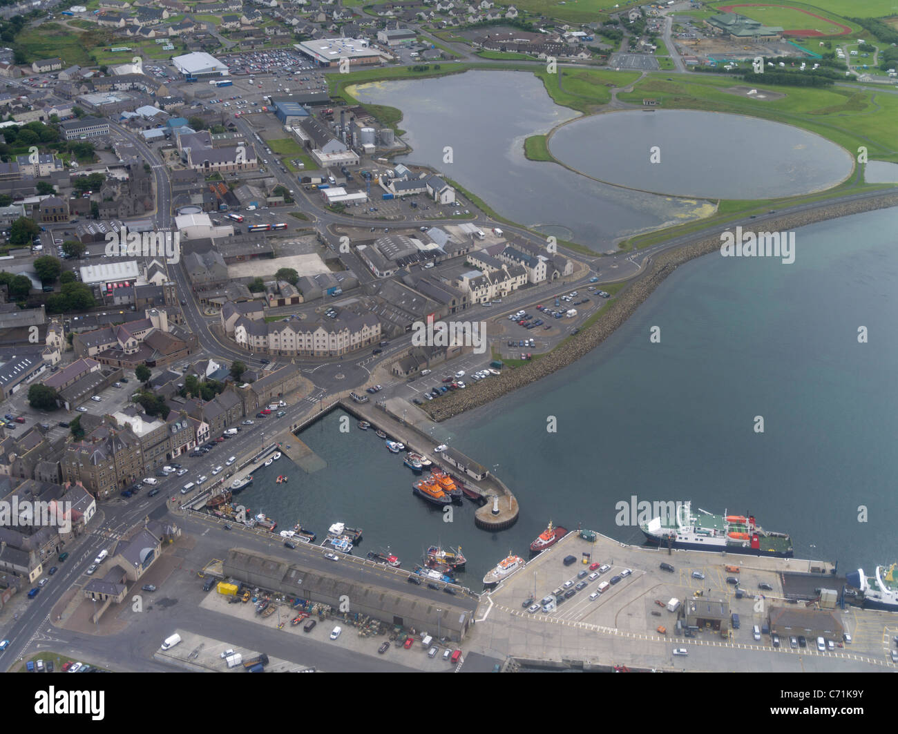 dh KIRKWALL ORKNEY Kirkwall Hafen und Peerie Sea Kirkwall Stadtansicht von über dem Hafen Antenne schottland uk Inseln Stockfoto