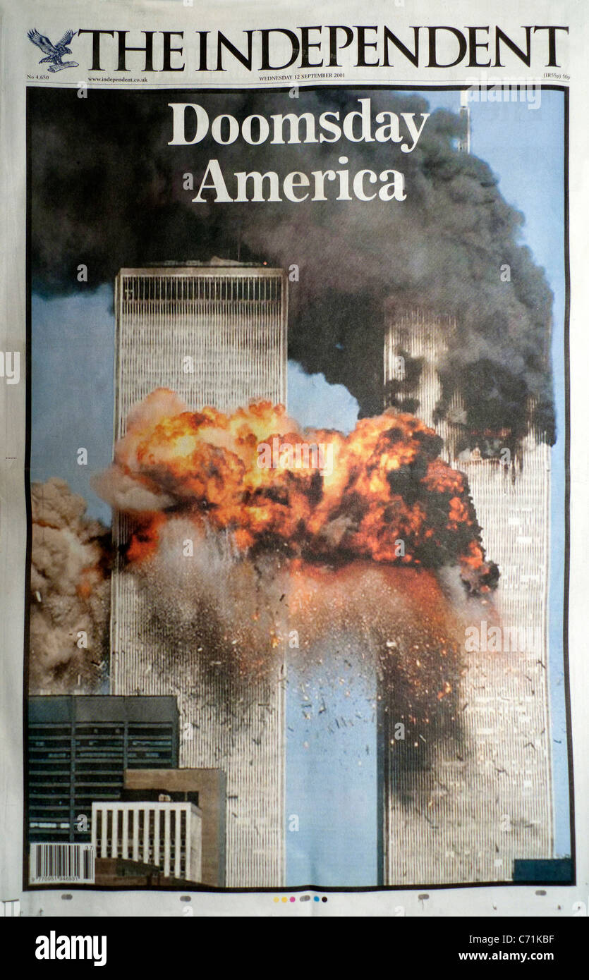 Titelseite Titelblatt Terroranschlag Schlagzeile der unabhängigen britischen Zeitung vom 12. September 2001 "Weltuntergangstag Amerika" am 9/11 (911) greift der WTC das World Trade Center Twin Towers an, das in New York City, NYC, USA, brennt Stockfoto