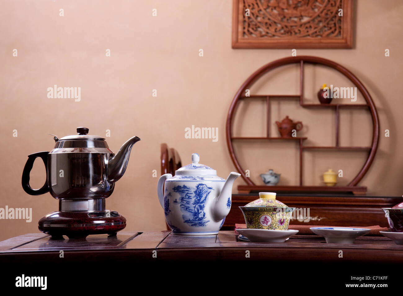 Teekanne und Tasse Tee in einem traditionellen chinesischen Teehaus Stockfoto