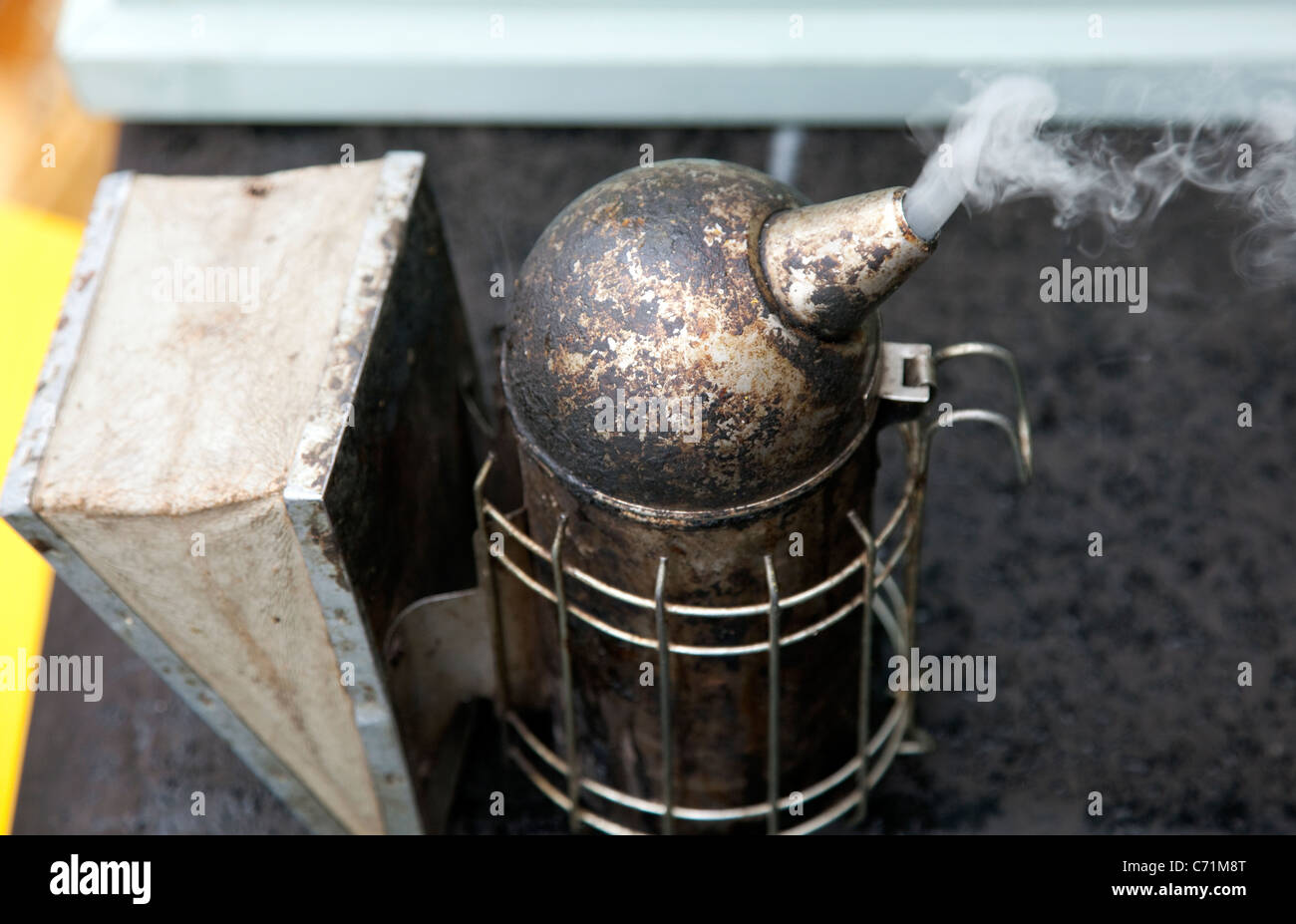 Bienenstöcke auf Dach Fortnum & Mason, London - Rauch Waffe durch Imker, Bienen zu kontrollieren Stockfoto Bienenstöcke auf Dach Fortnum & Mason, London - Rauch Waffe durch Imker, Bienen zu kontrollieren Stockfoto