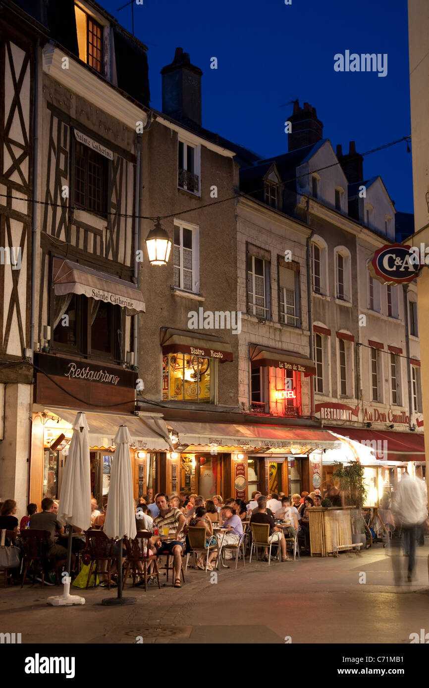 Restaurants in Sainte Catherine Street beleuchtet in der Nacht, Orleans, Frankreich Stockfoto