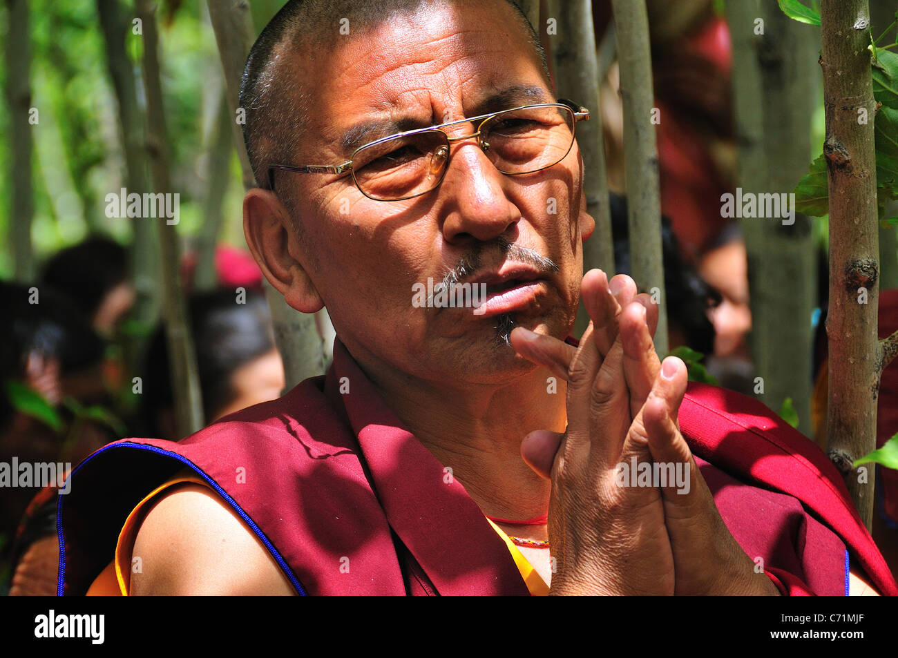 Mönch, beten und warten Aussehen der lebende Gott Rimpoche im Tempel. Stockfoto