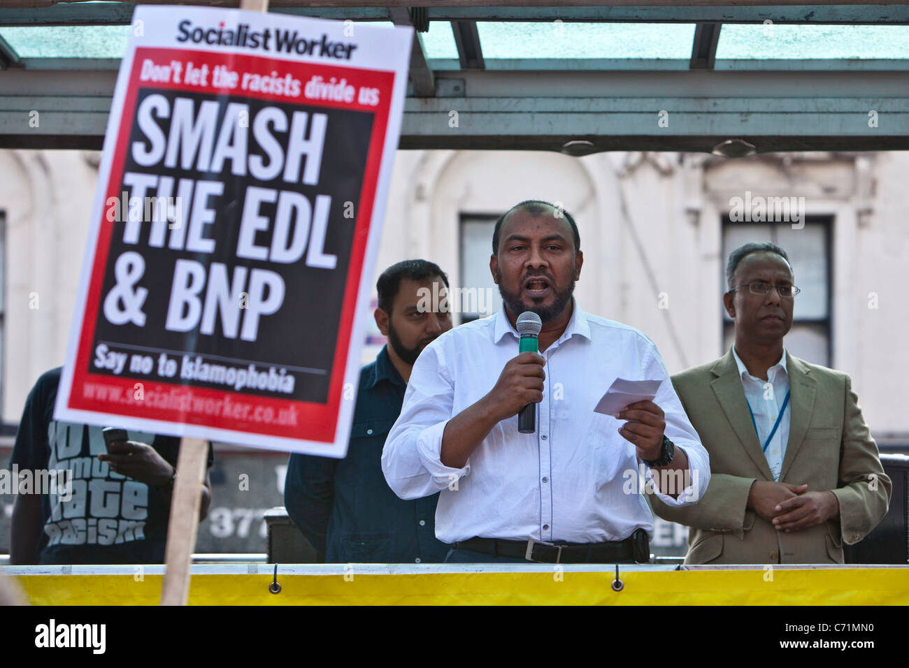 Mufti Shah Sadruddin Präsident der Jamiat Ulamah Europa spricht bei Unite Against Fascism Demonstration gegen die EDL. London. Stockfoto