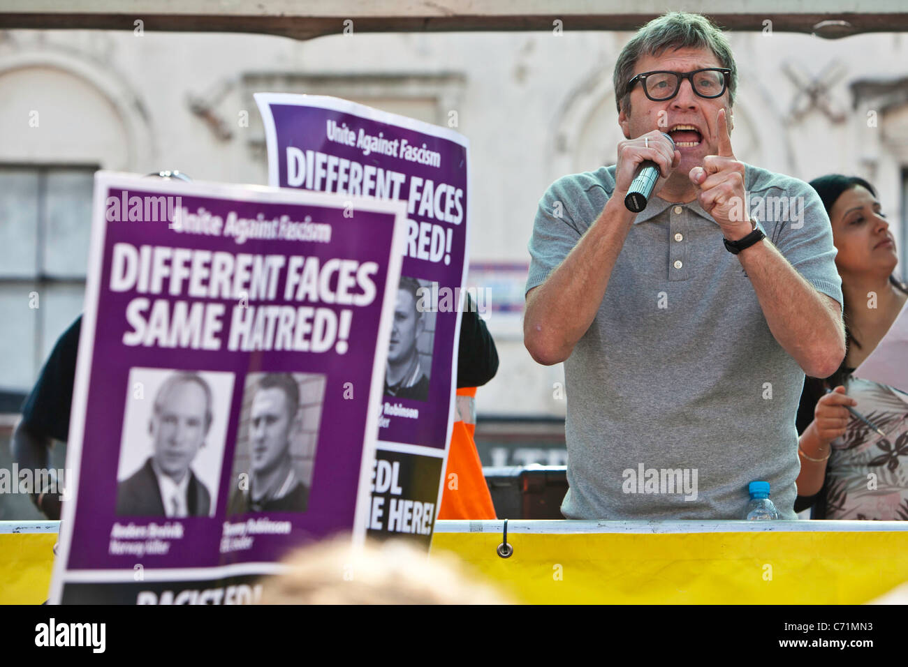 Martin Smith Führer der UAF anlässlich der Unite Against Fascism-Demonstration gegen die EDL. Whitechapel, East London. Stockfoto
