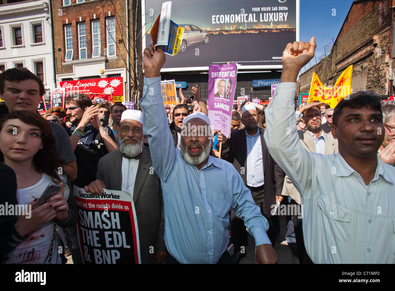 Unite Against Fascism Demonstration gegen die EDL. Whitechapel, East London. Dieser Bereich ist ein überwiegend asiatischen Raum. Stockfoto