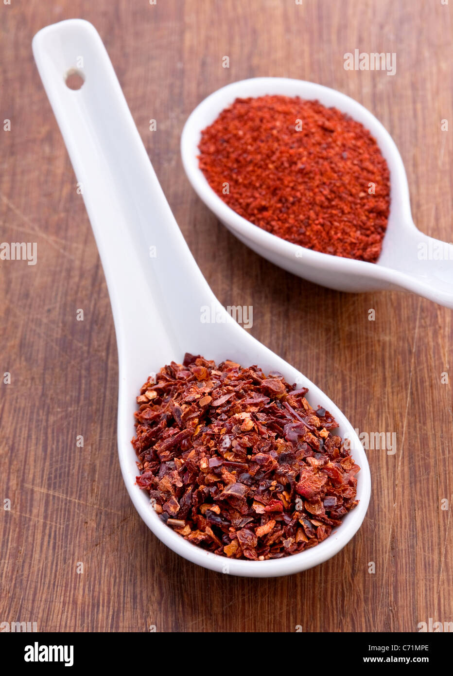 Rote Paprika in weißen Löffel auf braunen Kotchen board Stockfoto
