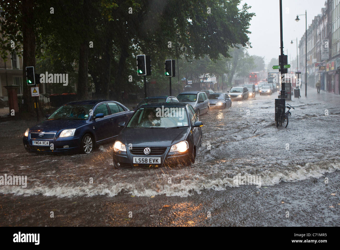 Starkregen führt zu Sturzfluten in Stoke Newington, London. Verkehr zu kämpfen, wie Starkregen Bereich überflutete Stockfoto
