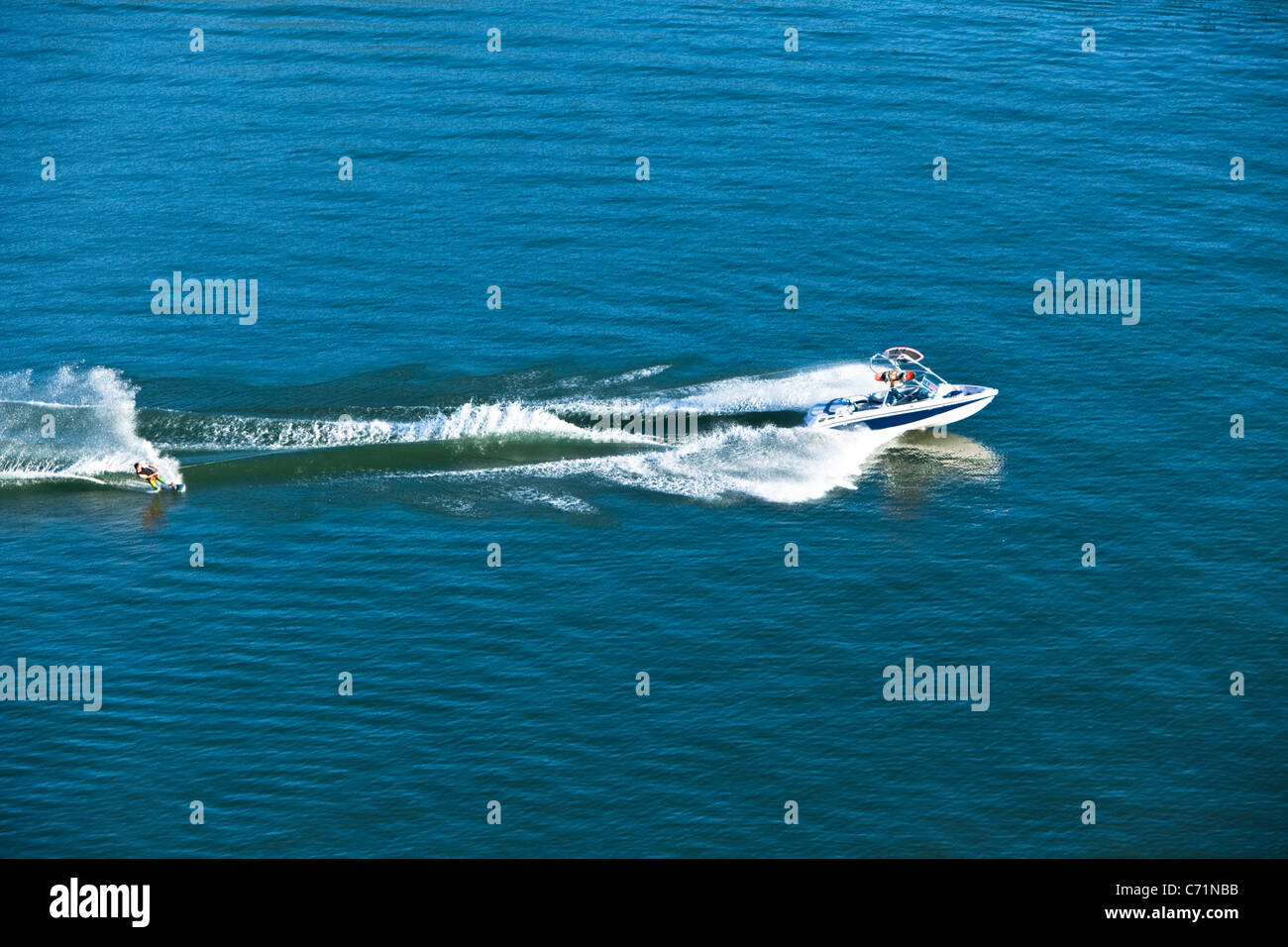 Eine sportliche Wakeboarder schnitzt und Schrägstriche an einem ruhigen Tag in Idaho. Erschossen von oben. Stockfoto