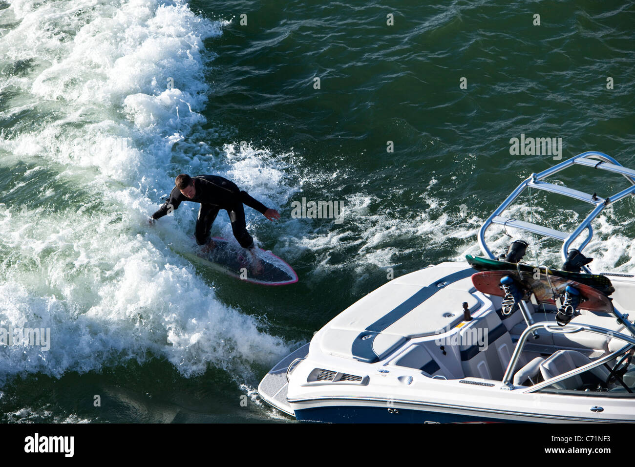 Athletische glücklich aufwachen surft hinter seiner Wakeboard-Boot in Idaho. Stockfoto