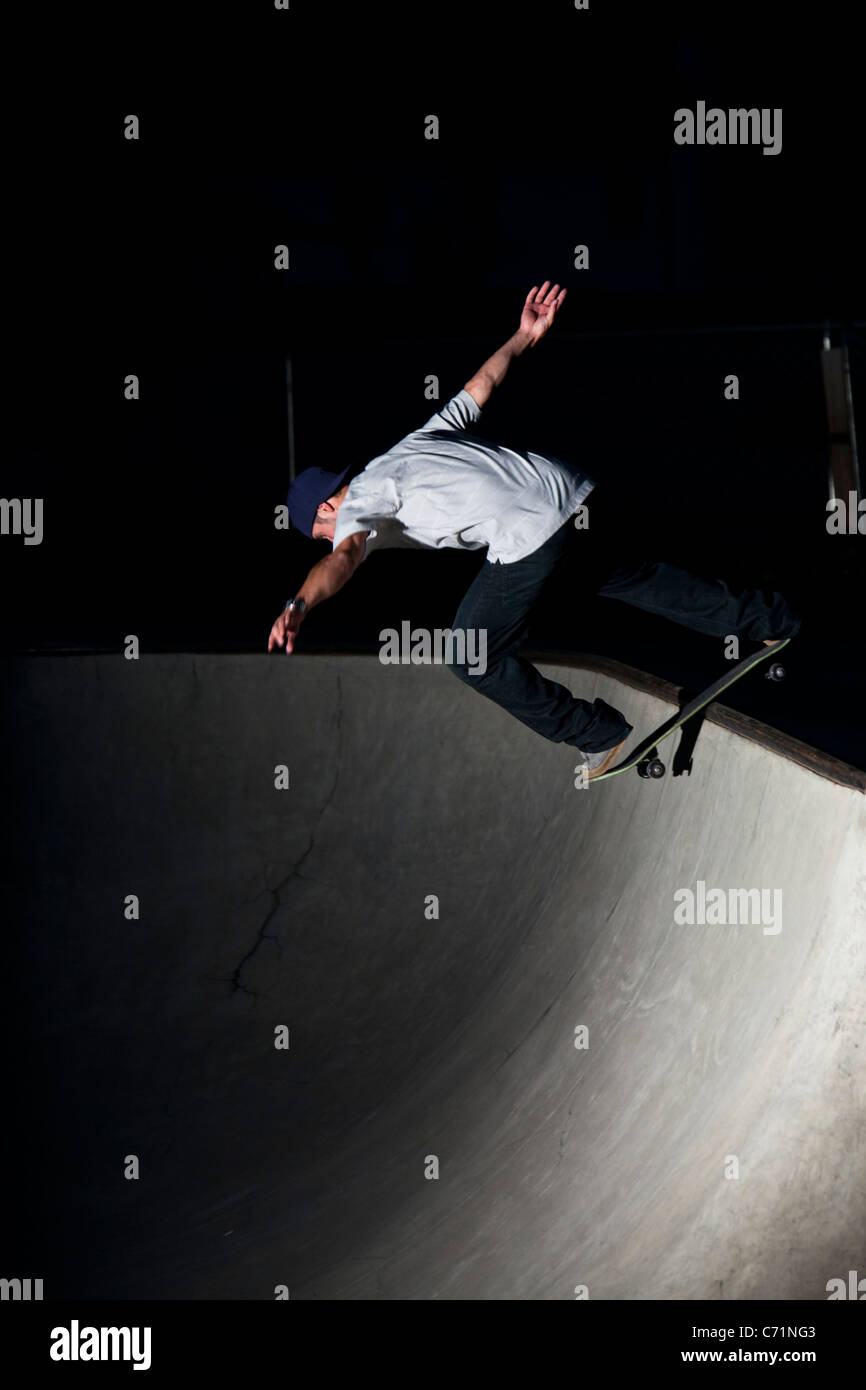 Ein glücklicher sportlicher Mann skateboards in der Nacht in Idaho. Stockfoto