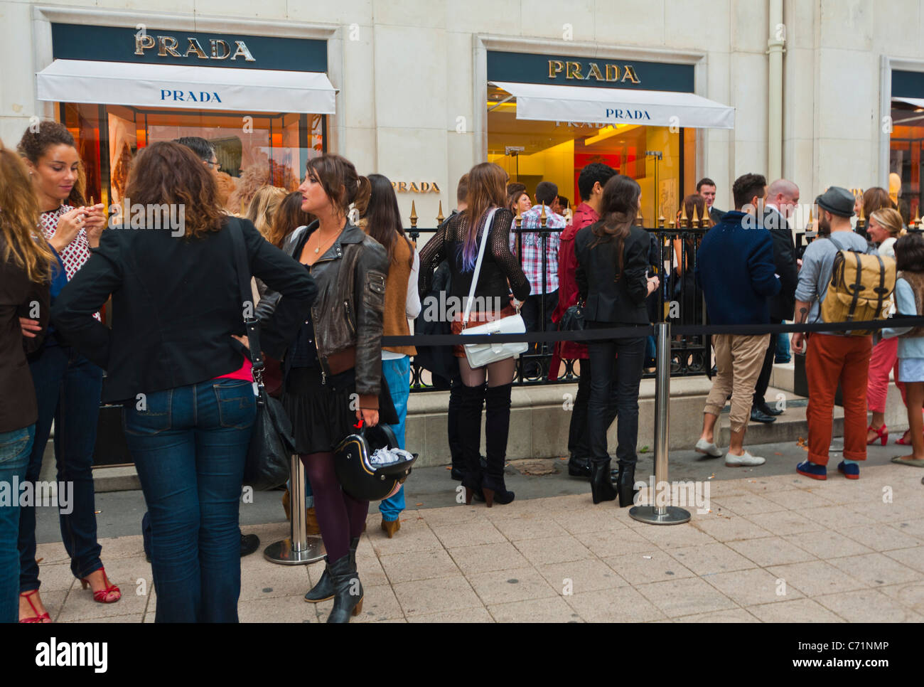 Paris, Frankreich, Crowd on Line außerhalb Prada Store für "Fashion Night" Sale Event auf, Ave. Montaigne, Warteschlange Store Verkauf Stockfoto