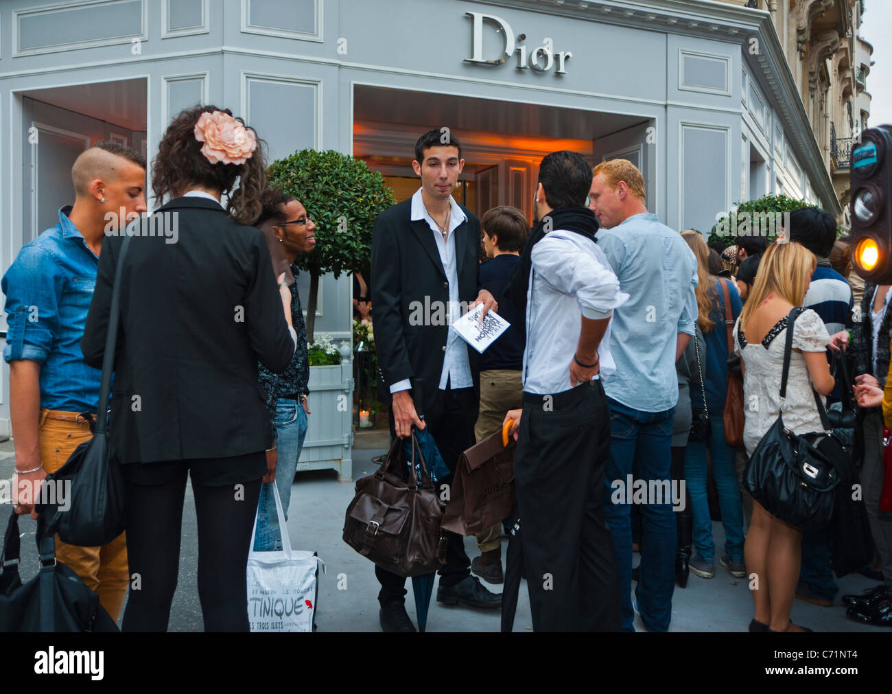 Paris, Frankreich, große Menschenmassen, Männer, die auf der Straße einkaufen, in der dior 30 Avenue montaigne, Front of Christian Dior Store Front, Mode Labels, Sale Stockfoto