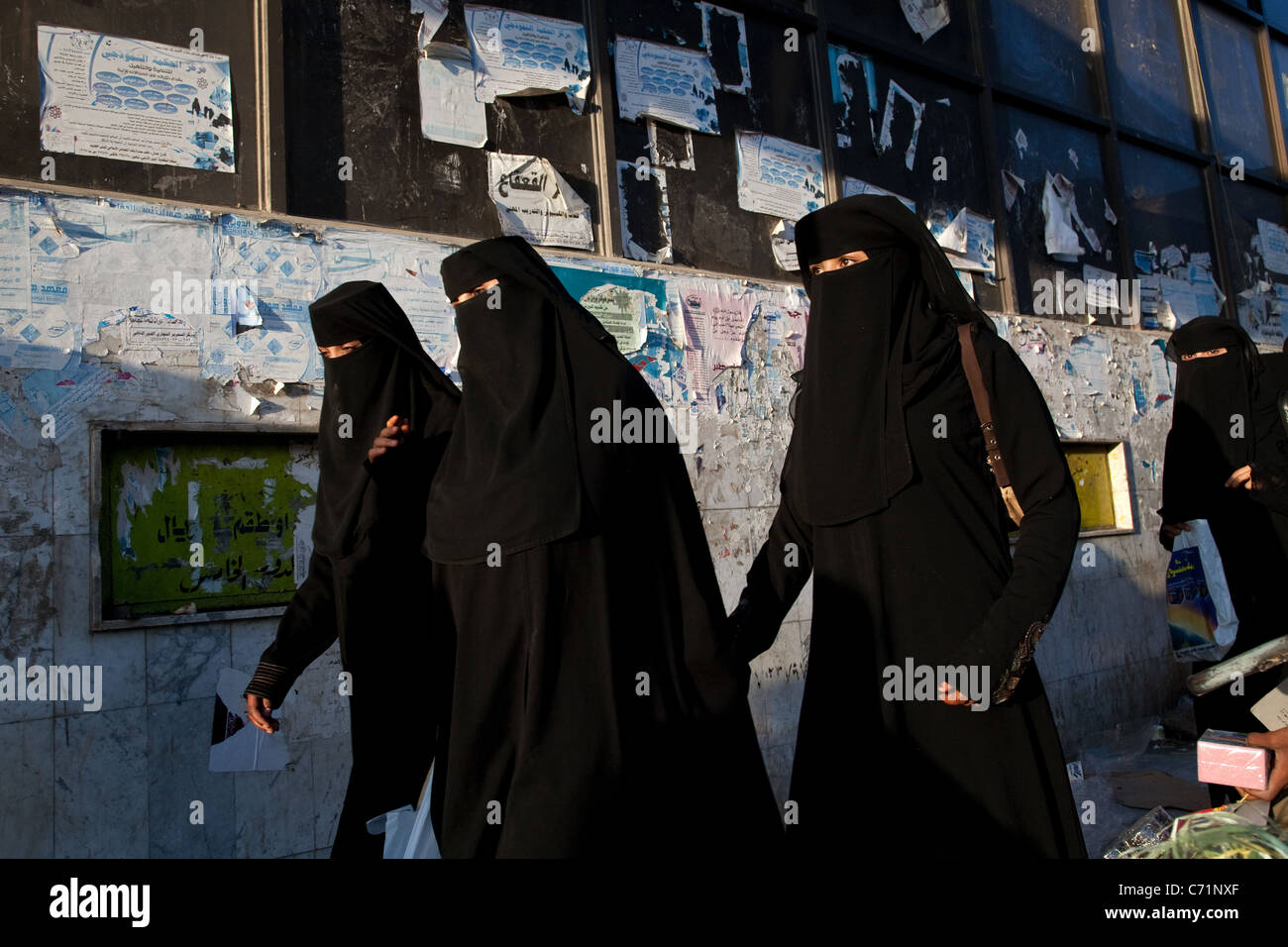 Jemenitische Frauen tragen traditionelle muslimische schwarze Abaya (Hijab) auf der Straße von Taiz, Jemen. Stockfoto