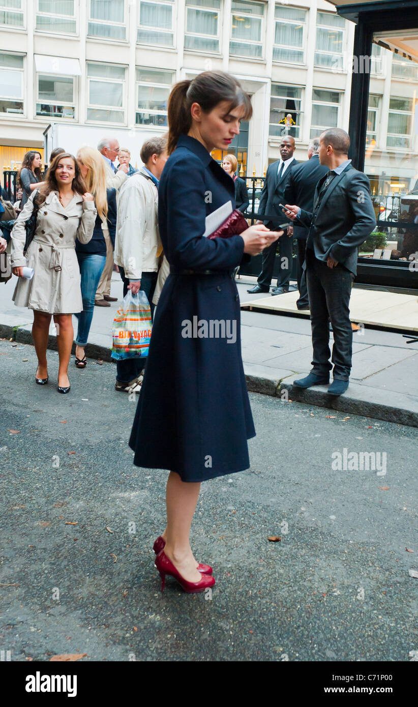 Paris, Frankreich, schicke Frau auf der Straße bei der „Fashion Night“,  Avenue Montaigne („High Street“), die Smartphones in Kleid und High Heels,  wohlhabende Frauen in Bekleidungsgeschäft und Schuhe für Straßenmode  ansieht Stockfotografie -