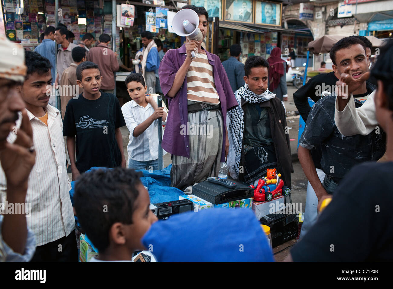 Eine Szene aus einem Straßenmarkt in Taiz, Jemen. Stockfoto