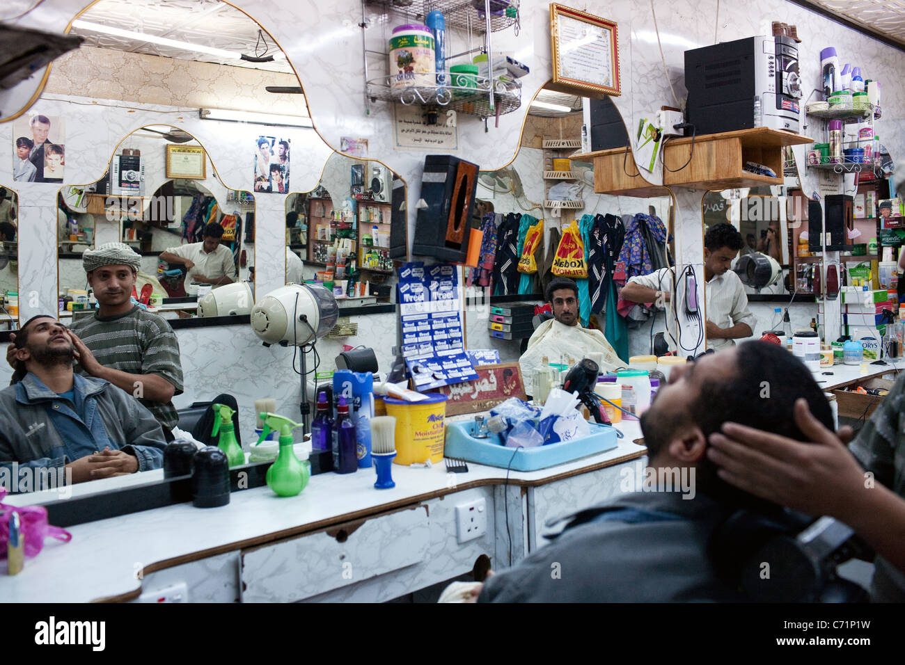 Innenraum von einem Friseur mit Spiegel Taiz, Jemen. Stockfoto