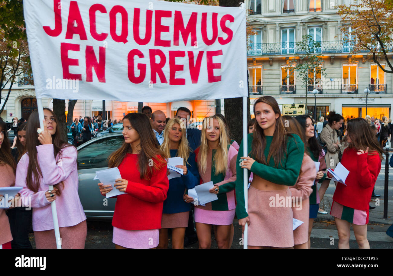 Paris, Frankreich, Young Fashion Modelle Holding Banner für Marketing Marke  "Jacquemus" auf "Mode Ni-ght", "avenue Montaigne Stockfotografie - Alamy