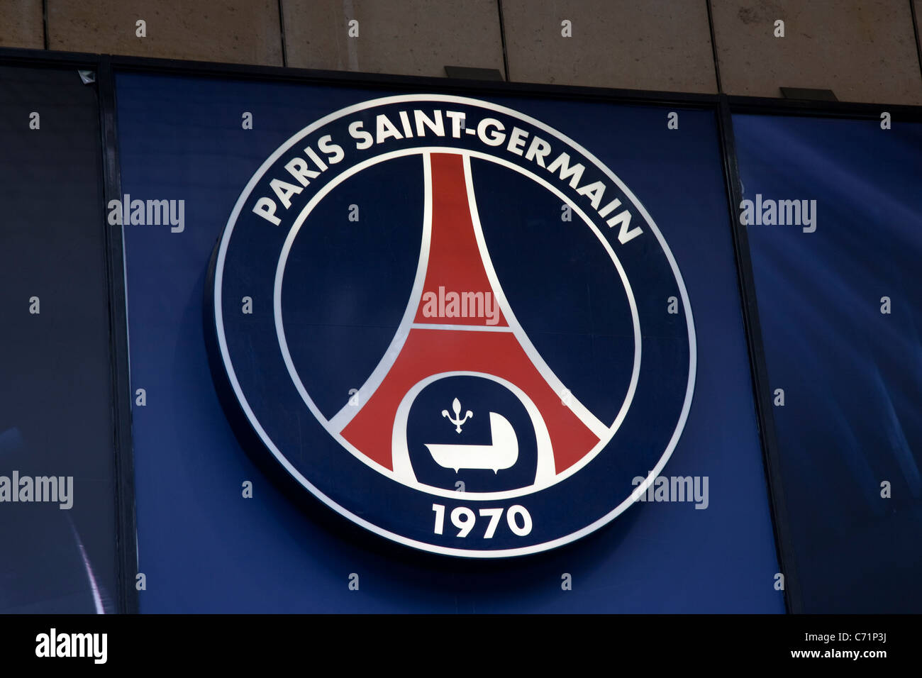 Paris Saint-Germain Football Club Logo auf Champs Elysees Avenue Store Front, Paris, Frankreich Stockfoto