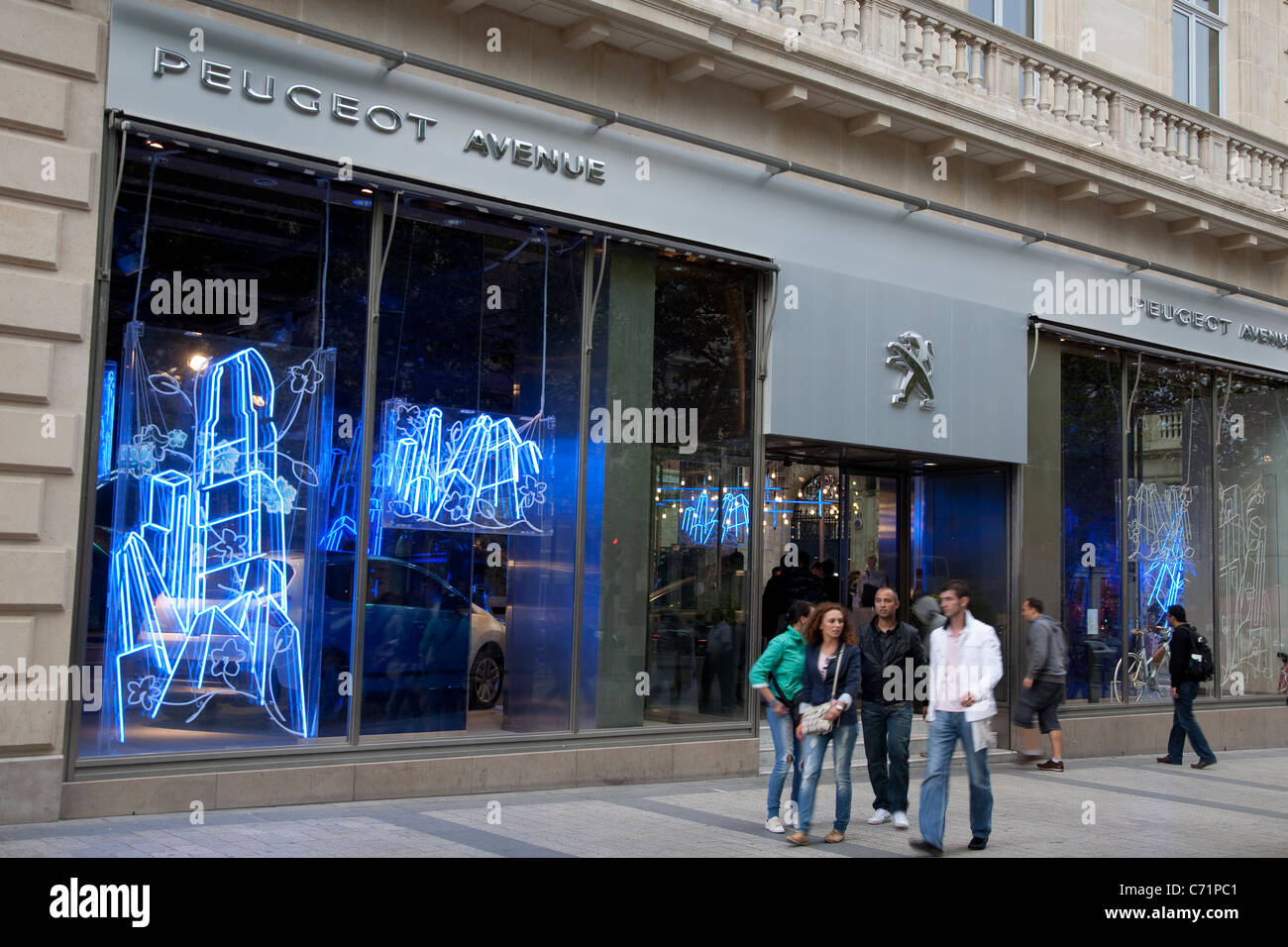 Peugeot Shop, Champs-Elysees, Paris, Frankreich Stockfoto