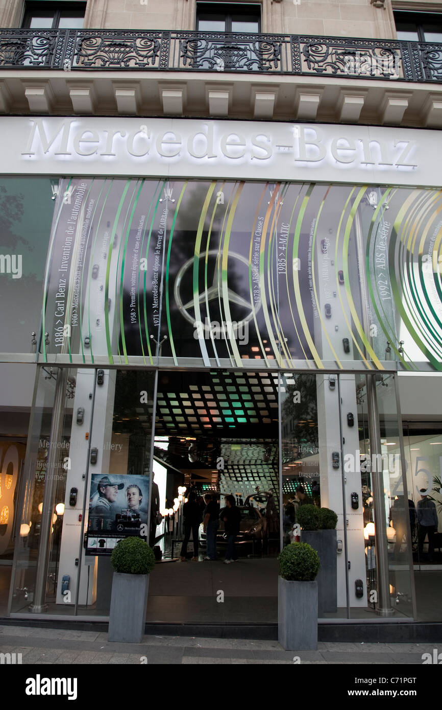 Mercedes-Benz Store auf Champs-Elysees, Paris, Frankreich Stockfoto