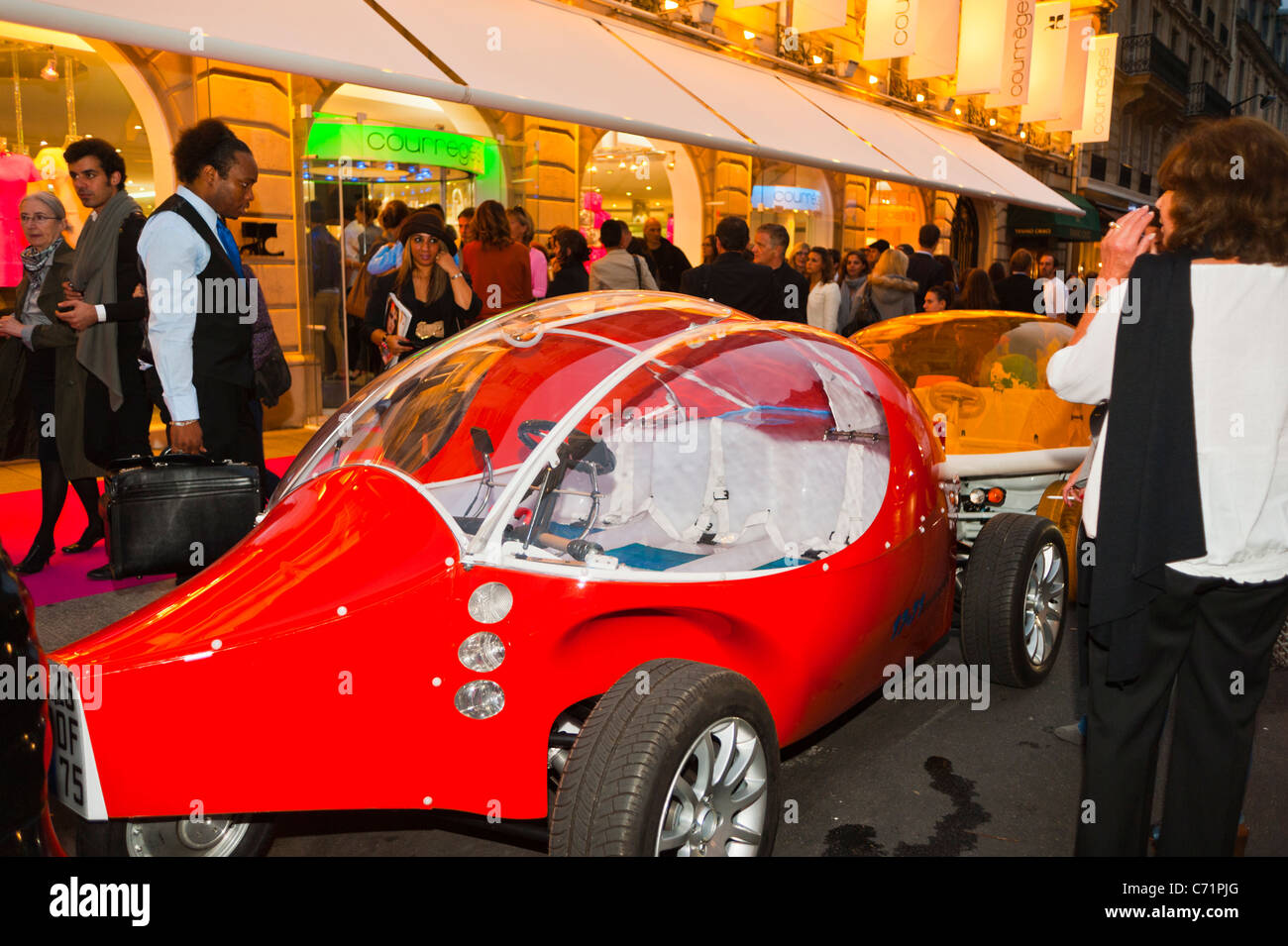 Paris, Frankreich, Fashion Night Event, Elektro-Autos auf dem Display, außerhalb "Courreges", Luxus-Bekleidungsgeschäft Stockfoto