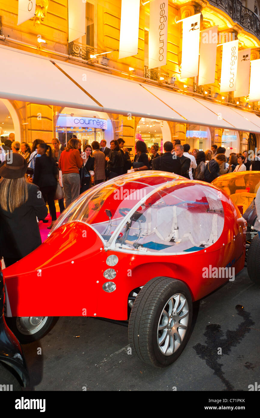 Paris, Frankreich, Crowd Visiting Fashion Night, Elektroautos, auf der Straße geparkt, vor dem Luxuskleidungsgeschäft von Courreges Stockfoto