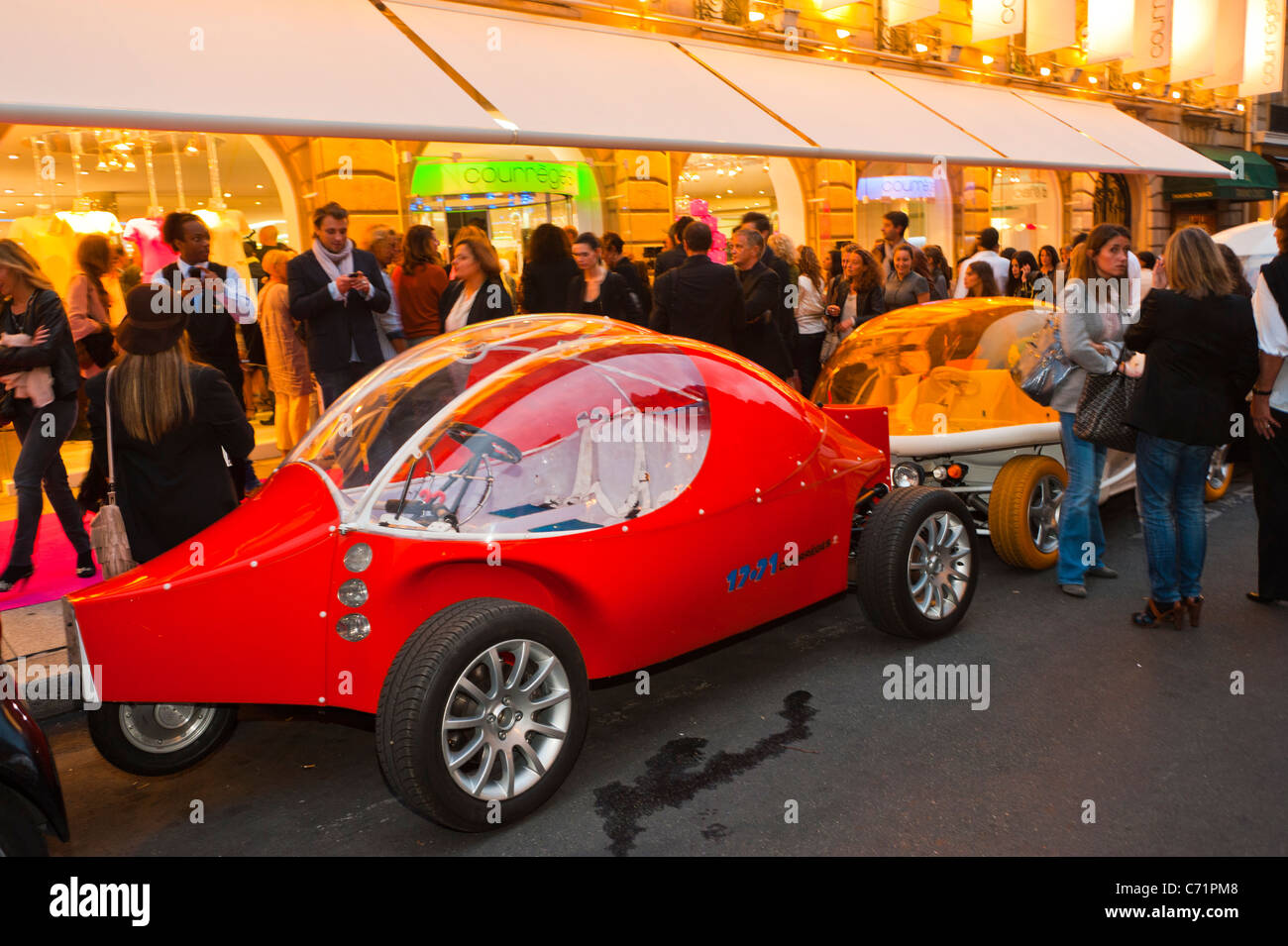 Paris, Frankreich, Crowd People, Street, Fashion Night, Elektroautos, vor dem Courreges Clothing Store, UNGEWÖHNLICHES PARIS, Ausstellung, zurück in die Zukunft Autos, die Evolution der Autos, futuristisches Auto Stockfoto